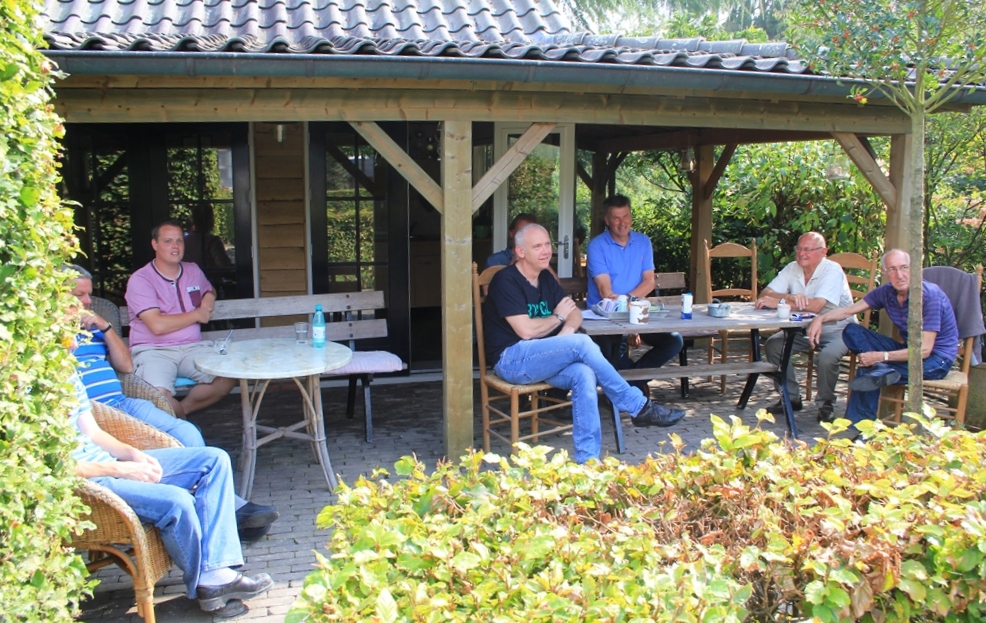 Een deel van de letters bij het tuinhuis
