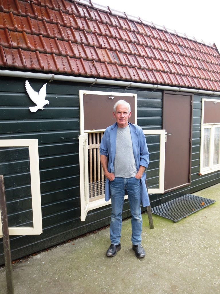 John van Duren voor het ruime jonge duivenhok