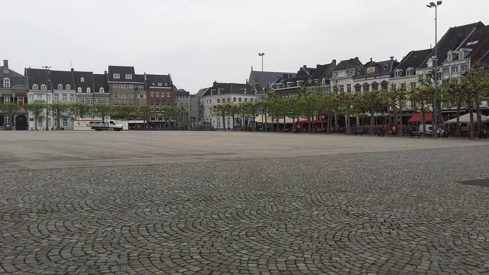 Het Vrijthof is nog leeg op zondagmorgen 830 uur